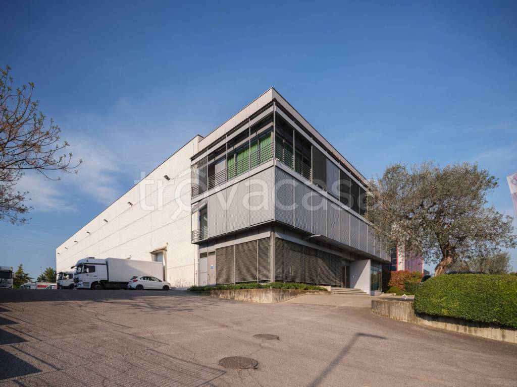 capannone in vendita a Peschiera del Garda