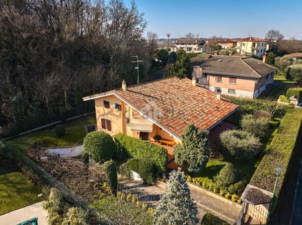 casa indipendente in vendita a Peschiera del Garda in zona Dolci