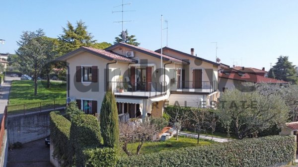 casa indipendente in vendita a Peschiera del Garda