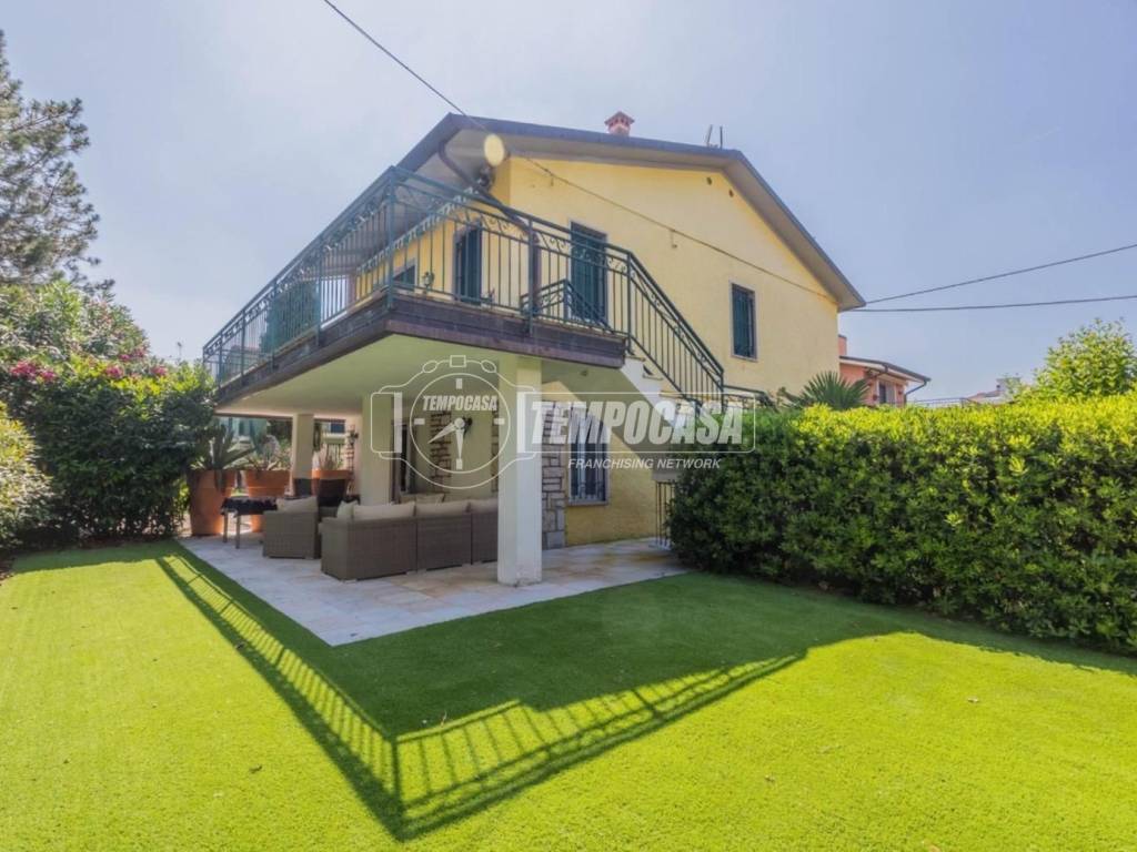 casa indipendente in vendita a Peschiera del Garda