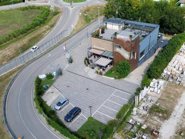 locale commerciale in vendita a Peschiera del Garda