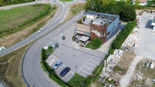 locale commerciale in vendita a Peschiera del Garda