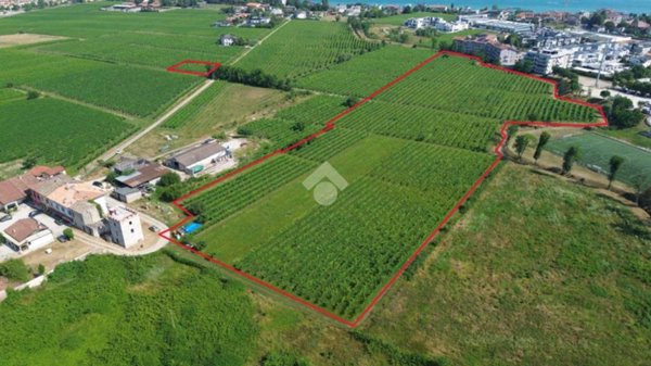 intera palazzina a Peschiera del Garda in zona San Benedetto di Lugana