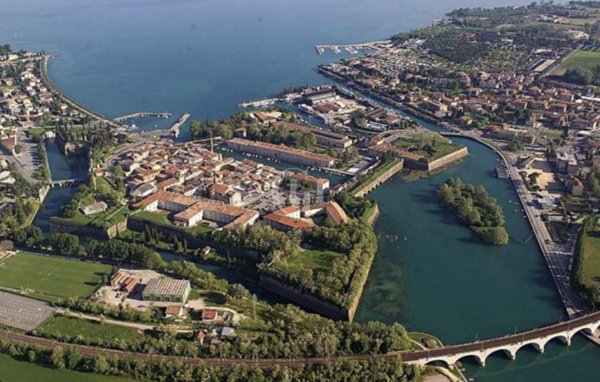 casa indipendente in vendita a Peschiera del Garda