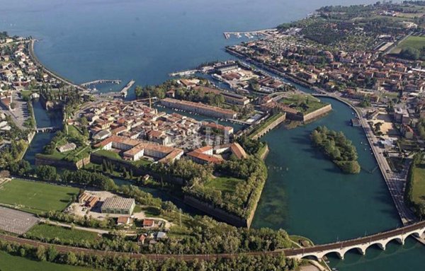 casa indipendente in vendita a Peschiera del Garda