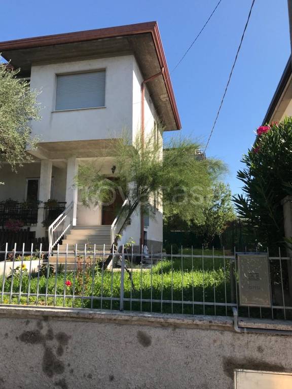 casa indipendente in vendita a Peschiera del Garda