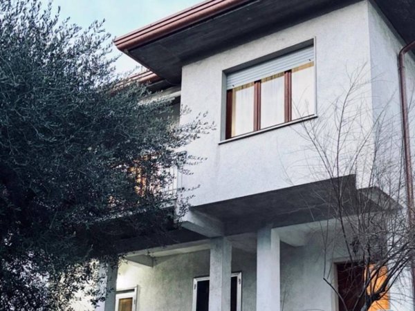 casa indipendente a Peschiera del Garda in zona San Benedetto di Lugana