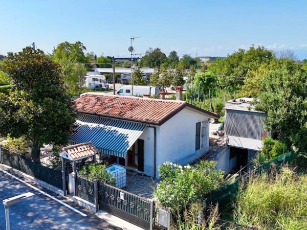 casa indipendente in vendita a Peschiera del Garda