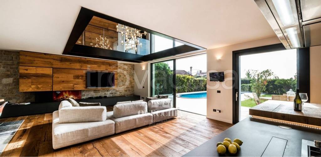 casa indipendente in vendita a Peschiera del Garda
