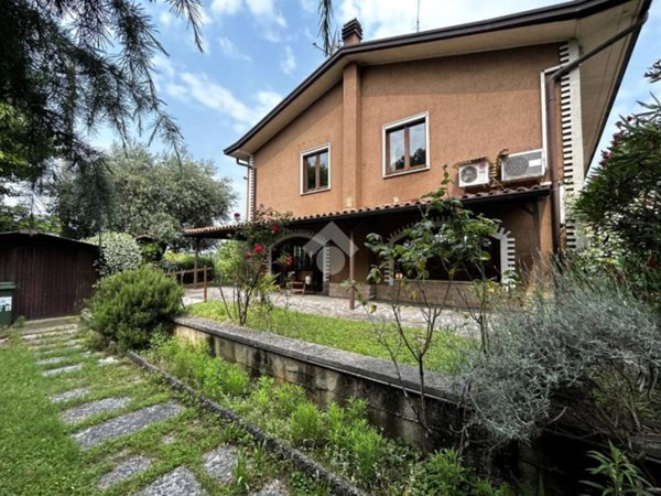 casa indipendente in vendita a Peschiera del Garda