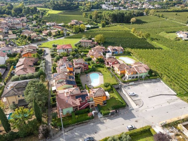 casa indipendente in vendita a Peschiera del Garda in zona Broglie
