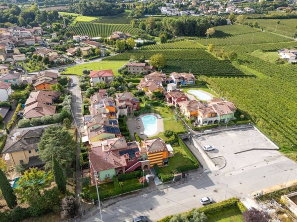 casa indipendente in vendita a Peschiera del Garda in zona Broglie