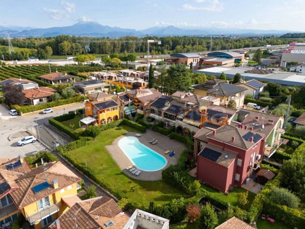 casa indipendente in vendita a Peschiera del Garda in zona Broglie