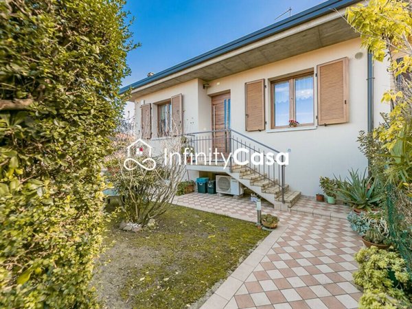 casa indipendente in vendita a Peschiera del Garda