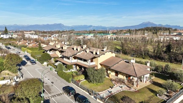 casa indipendente in vendita a Peschiera del Garda