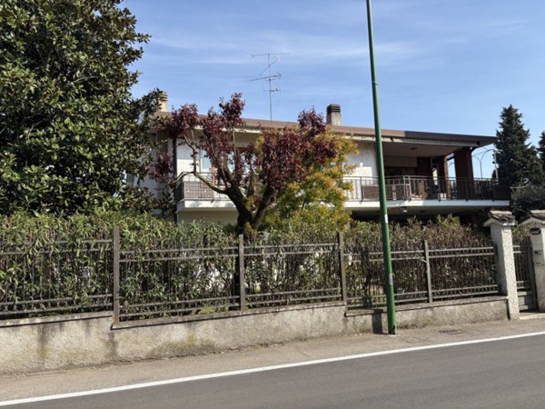 casa indipendente in vendita a Peschiera del Garda