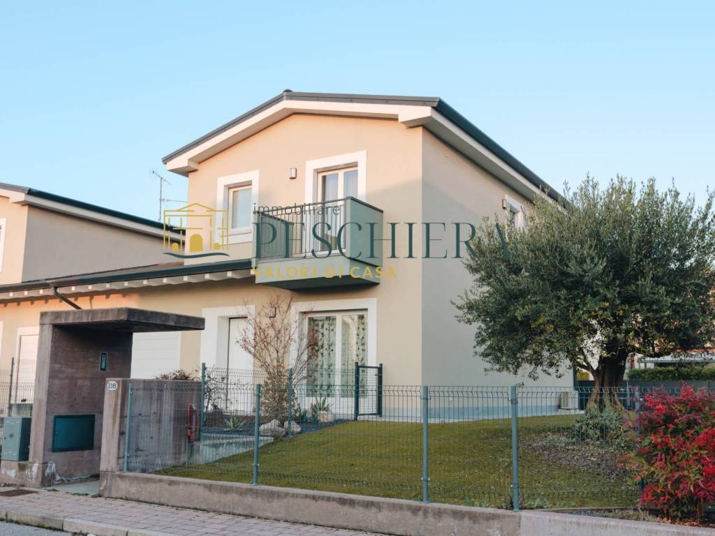 casa indipendente in vendita a Peschiera del Garda