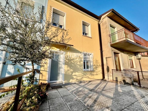 casa indipendente in vendita a Peschiera del Garda