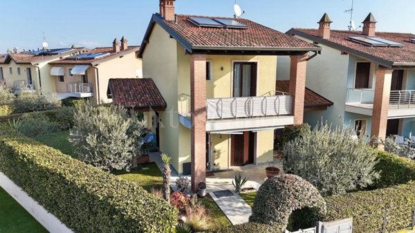 casa indipendente a Peschiera del Garda in zona San Benedetto di Lugana