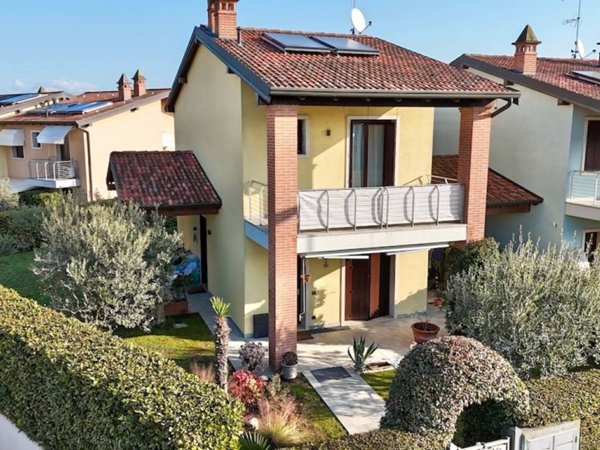casa indipendente a Peschiera del Garda in zona San Benedetto di Lugana
