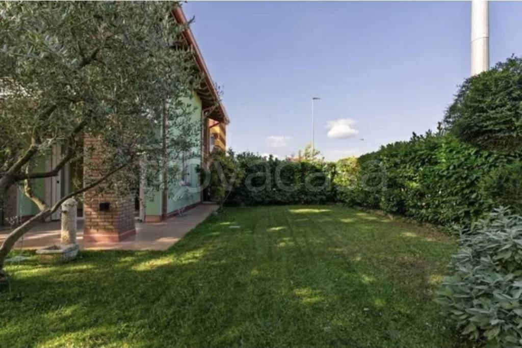 casa indipendente in vendita a Peschiera del Garda