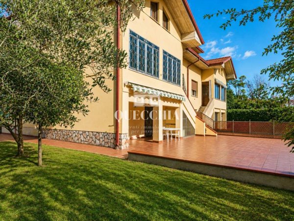 casa indipendente in vendita a Peschiera del Garda