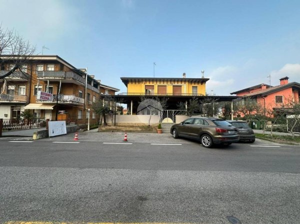 negozio in vendita a Peschiera del Garda