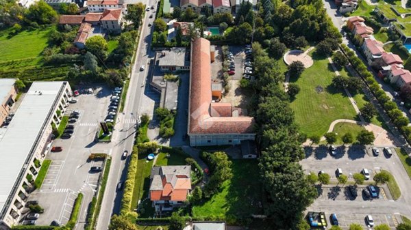 negozio in vendita a Peschiera del Garda