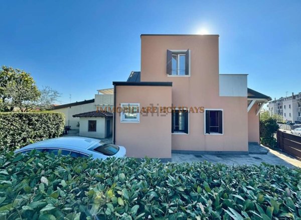 casa indipendente a Peschiera del Garda in zona San Benedetto di Lugana