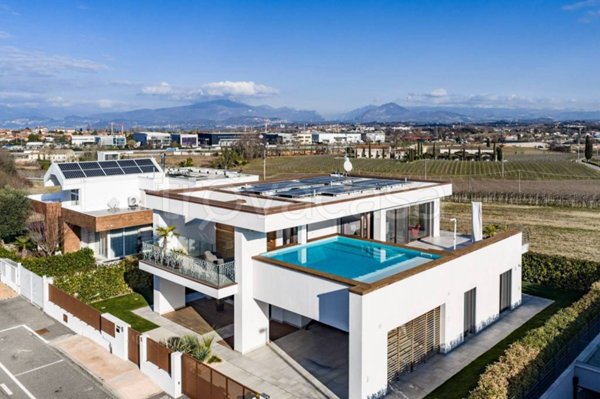 casa indipendente in vendita a Peschiera del Garda in zona Dolci