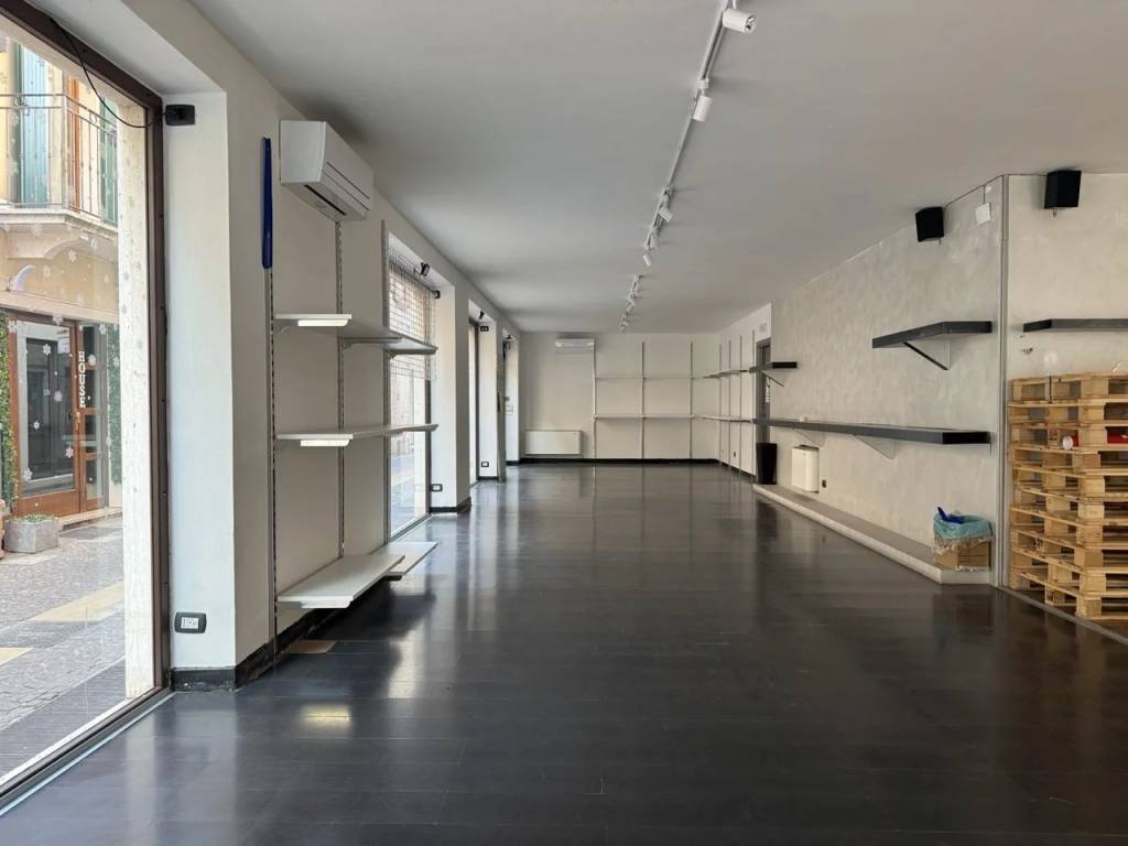 negozio in vendita a Peschiera del Garda