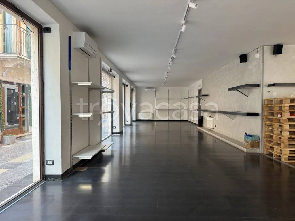 negozio in vendita a Peschiera del Garda