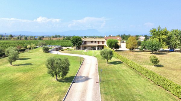 casa indipendente in vendita a Peschiera del Garda