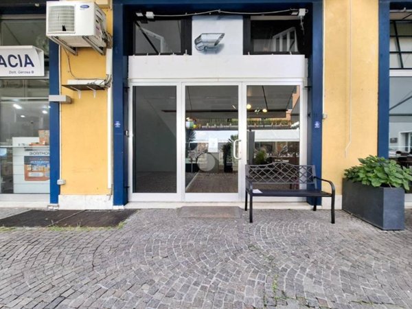 negozio in vendita a Peschiera del Garda
