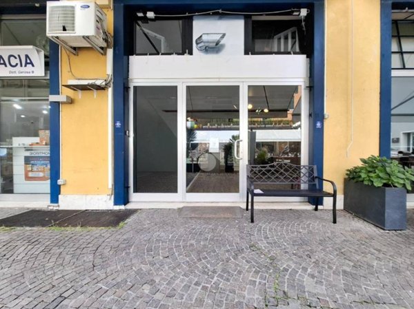 negozio in vendita a Peschiera del Garda