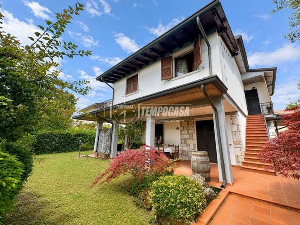 casa indipendente a Peschiera del Garda in zona San Benedetto di Lugana
