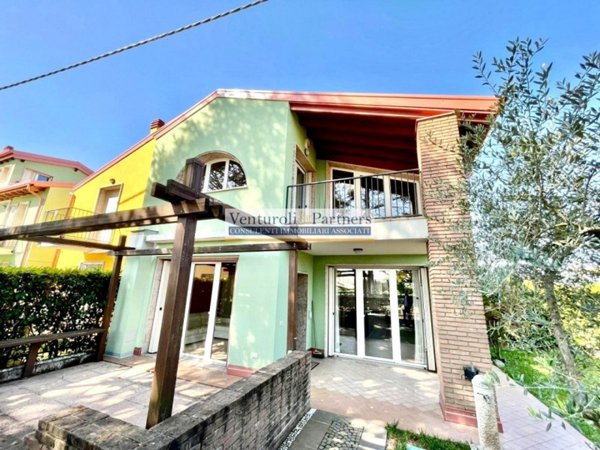 casa indipendente in vendita a Peschiera del Garda in zona Broglie