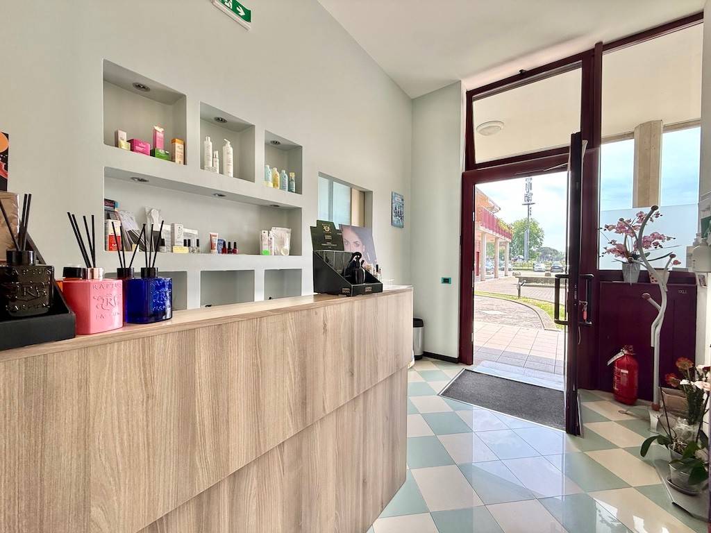 negozio in vendita a Peschiera del Garda