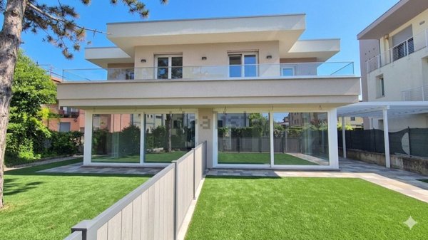 casa indipendente in vendita a Peschiera del Garda
