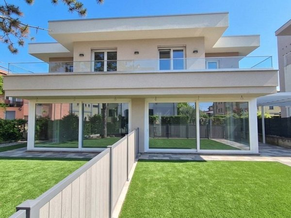 casa indipendente in vendita a Peschiera del Garda