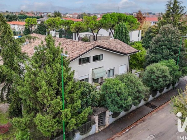 casa indipendente in vendita a Peschiera del Garda