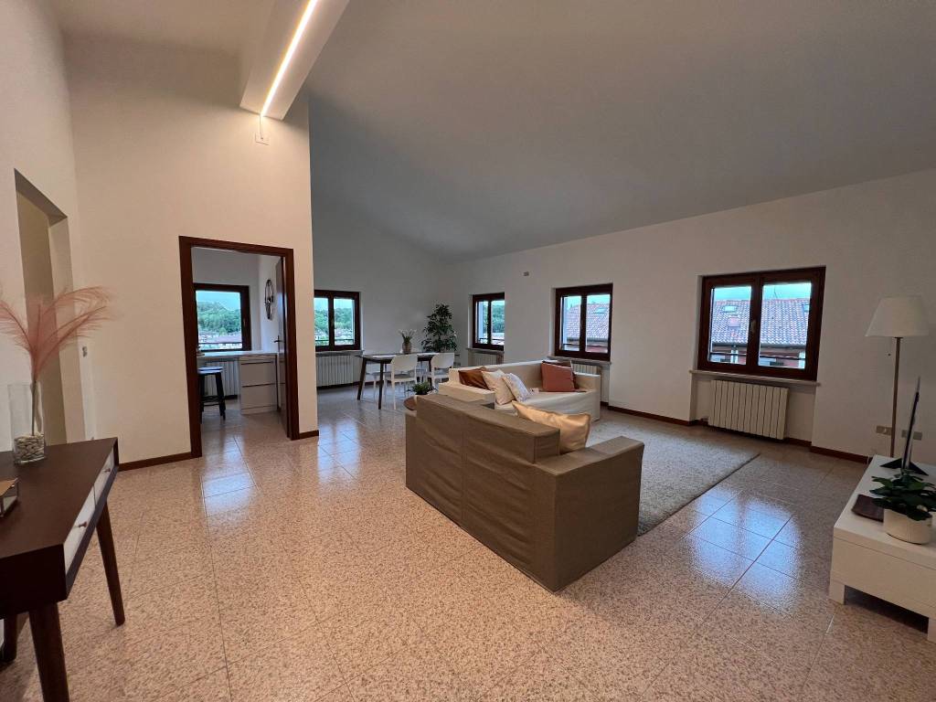 appartamento in vendita a Peschiera del Garda in zona Broglie
