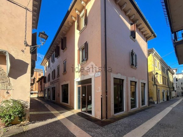 negozio in vendita a Peschiera del Garda