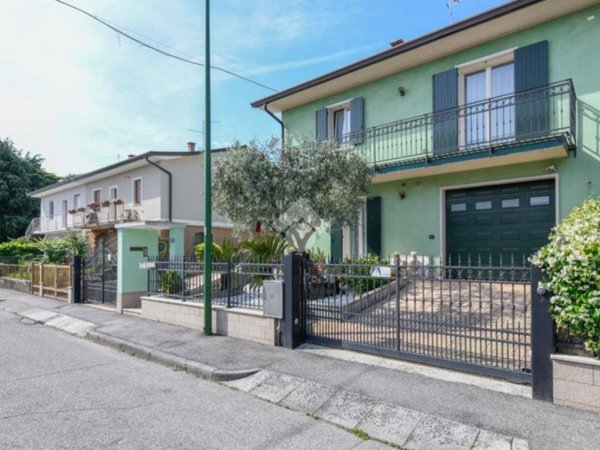 casa indipendente in vendita a Peschiera del Garda