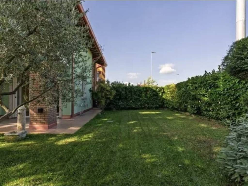 casa indipendente in vendita a Peschiera del Garda in zona Broglie