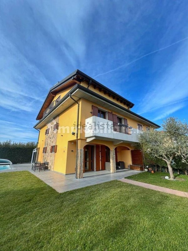 esavano in vendita a Peschiera del Garda in zona Broglie