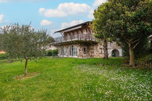 casa indipendente in vendita a Peschiera del Garda in zona Broglie