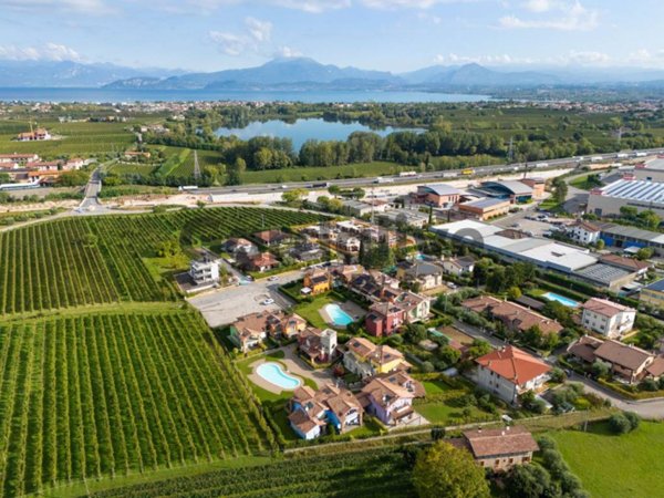 casa indipendente a Peschiera del Garda in zona San Benedetto di Lugana