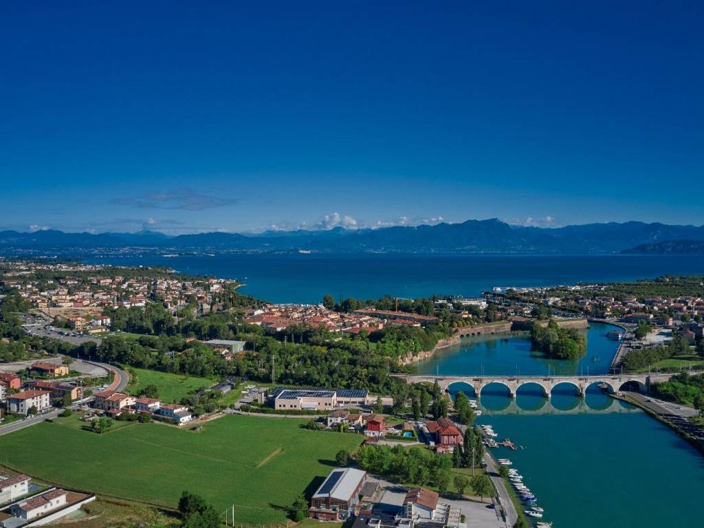 intera palazzina a Peschiera del Garda in zona San Benedetto di Lugana