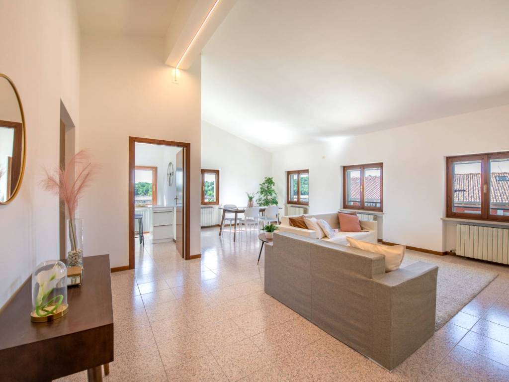 appartamento in vendita a Peschiera del Garda in zona Broglie